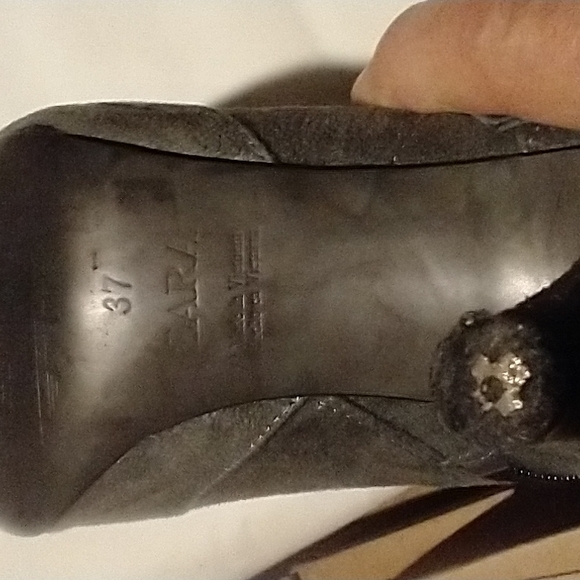 Boots - Picture 4 of 7